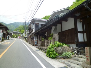 参道沿いに建てられた宿坊