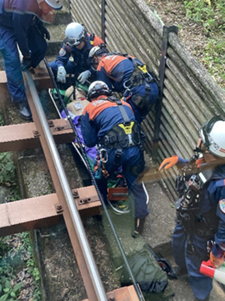 大山ケーブルカー沿線異常時総合訓練の様子の画像6