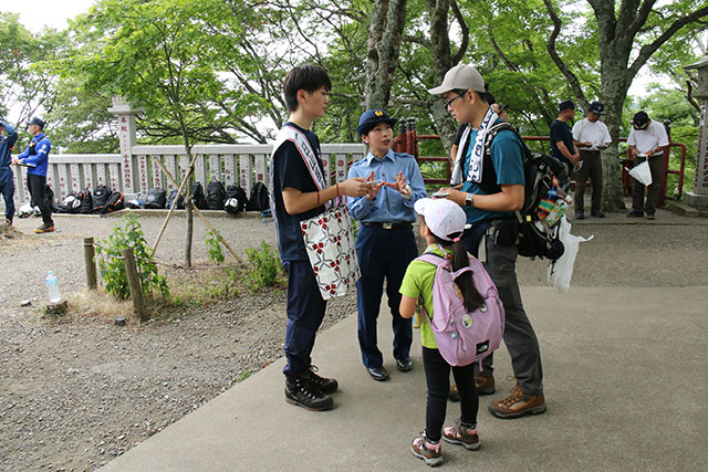 画像：山岳部員と警察署員による呼びかけ