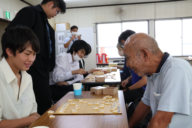オレンジカフェで将棋をする様子1