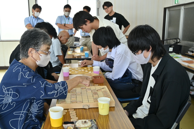 オレンジカフェで将棋をする様子2