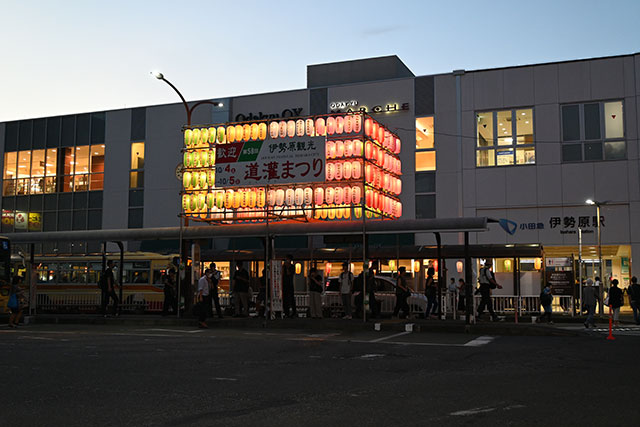 画像：伊勢原駅南口ちょうちんやぐらの様子