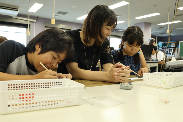 七宝焼き作りの様子