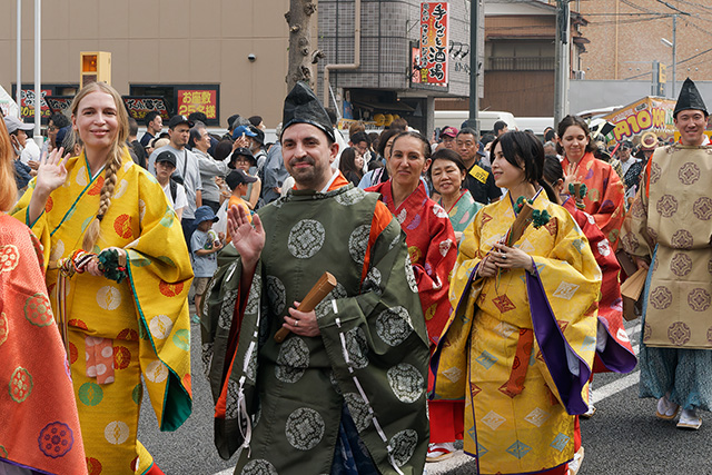 パレードを楽しむインバウンドツアーの皆さん