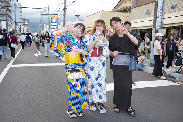 浴衣姿でまつりを楽しむ皆さん