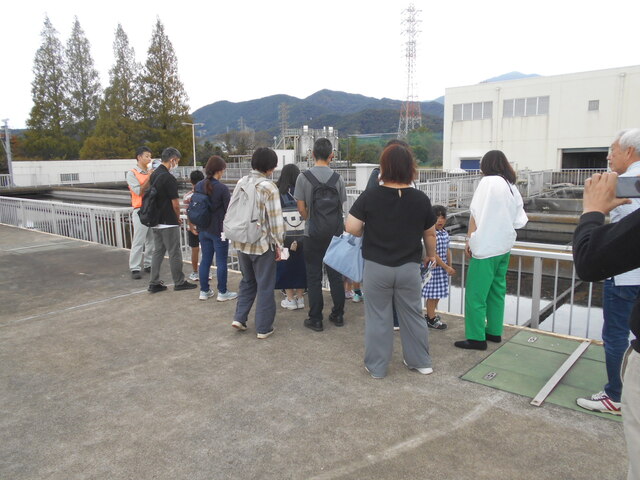 最終沈殿池の見学 画像:最終沈殿池の見学