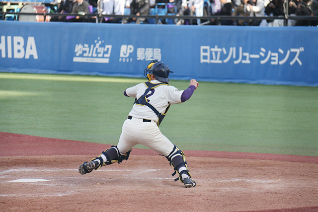 守備につく小島選手