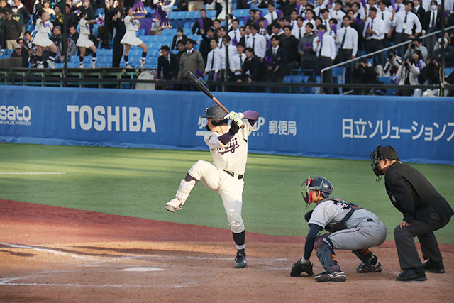 バッティングする小島選手 画像:バッティングする小島選手