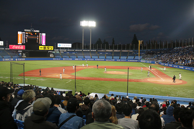 延長戦にもつれ込んだ神宮球場 画像:延長戦にもつれ込んだ神宮球場