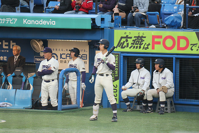 打順を待つ小島選手 画像:打順を待つ小島選手