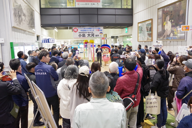 画像：セレモニーに集まったたくさんの人