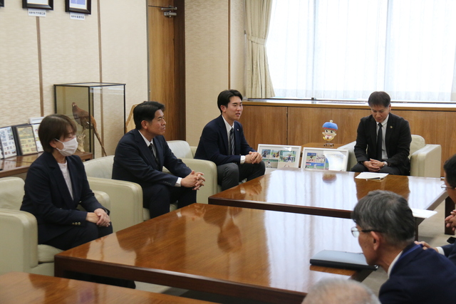画像：市長へ表敬訪問をする小島選手