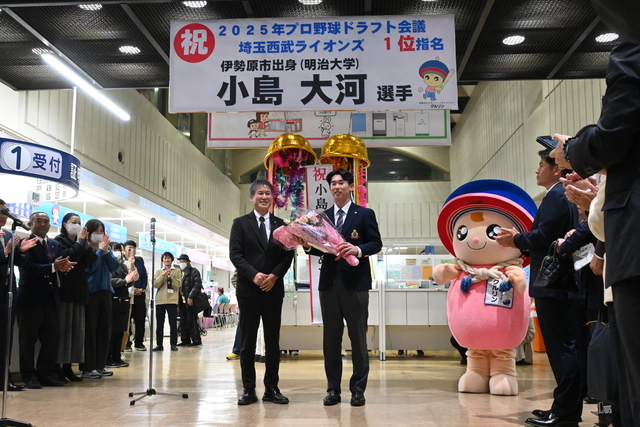 画像：小島選手と萩原市長