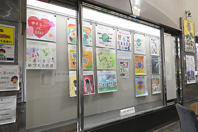中学生人権ポスター展中央公民館展示 画像:中学生人権ポスター展中央公民館展示の様子2
