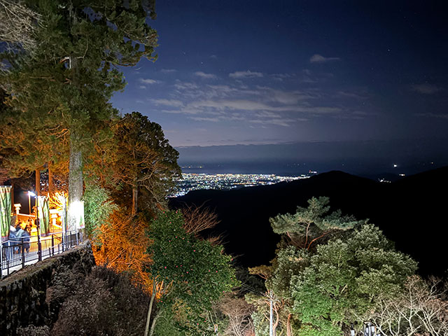 画像：日の出前の大山阿夫利神社下社の様子