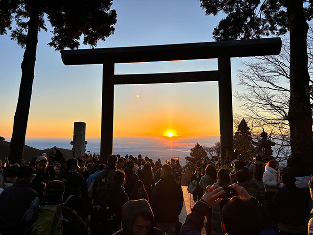 画像：大山阿夫利神社下社からの初日の出の様子