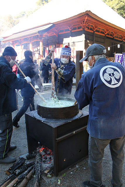 画像：日向薬師初薬師の様子