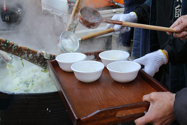 画像：日向薬師初薬師の様子