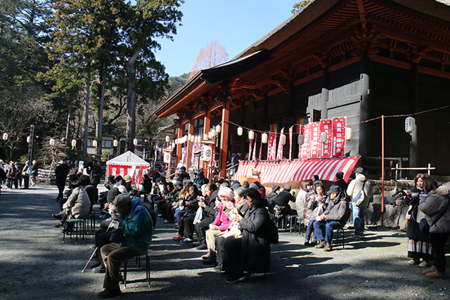 画像：日向薬師初薬師の様子