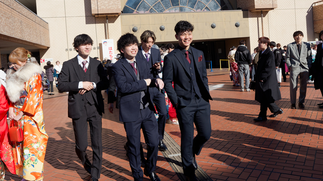 スーツで決めた皆さん