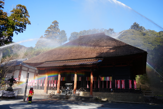 日向薬師本堂に放水する様子