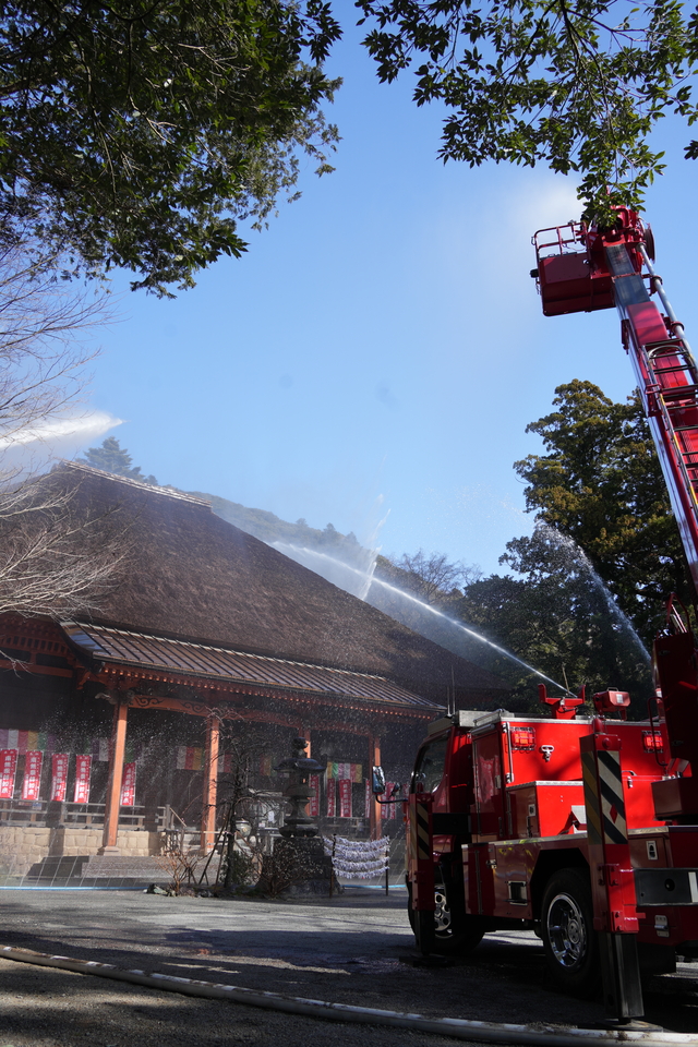 はしご付き消防ポンプ車で放水を行う様子