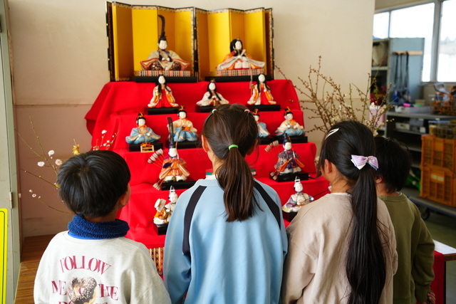 児童がひな人形を眺める様子