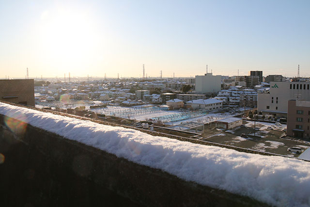 画像：雪に覆われた田中地区を市役所屋上から