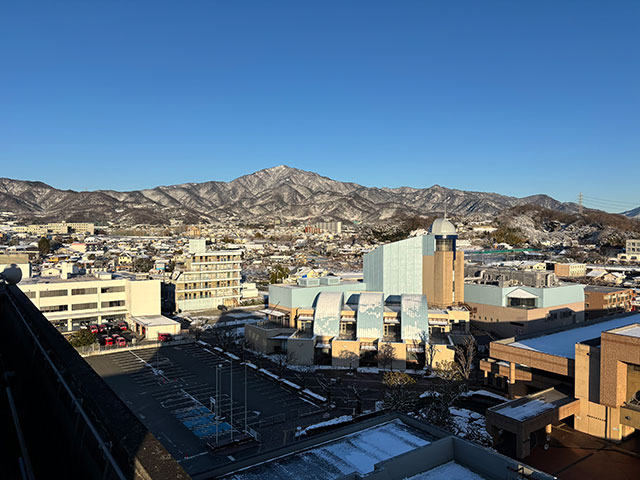 画像：雪化粧をした大山を市役所屋上から