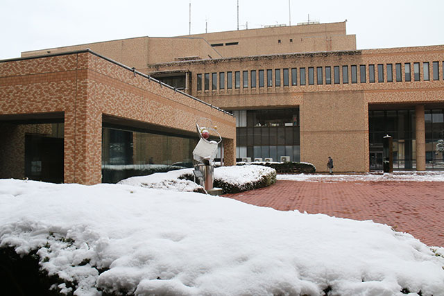 画像：雪が積もった市役所敷地内の様子