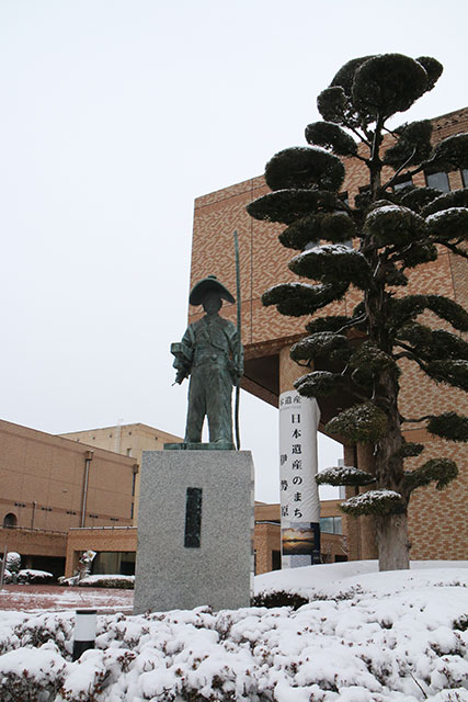 画像：太田道灌像と雪