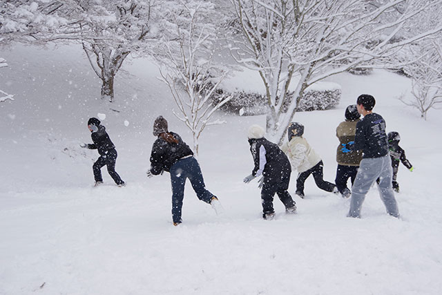 総合運動公園で雪遊びをする子どもたち