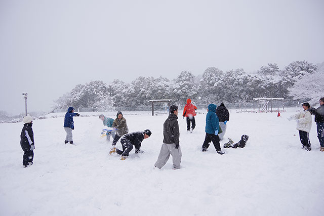 画像：総合運動公園で雪遊びをする子どもたち