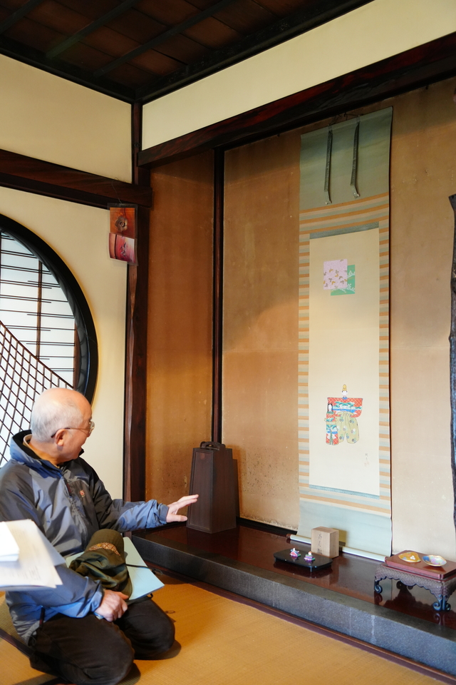 画像：春を感じる掛け軸や置物の様子