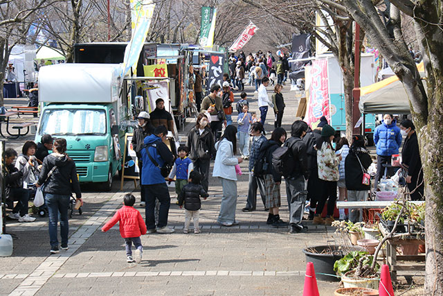 画像：イセハライチで賑わう総合運動公園