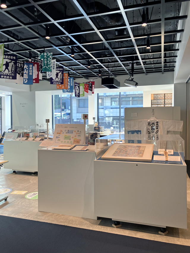 画像：県立図書館企画展示の様子