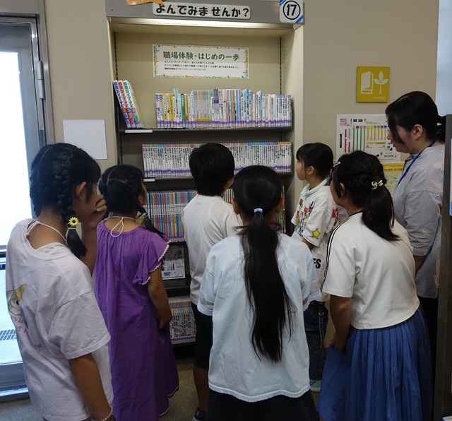 図書館員体験の様子