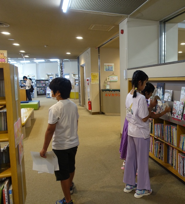 図書館員体験の様子