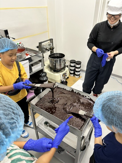 印刷工場でインキづくりを見学している写真