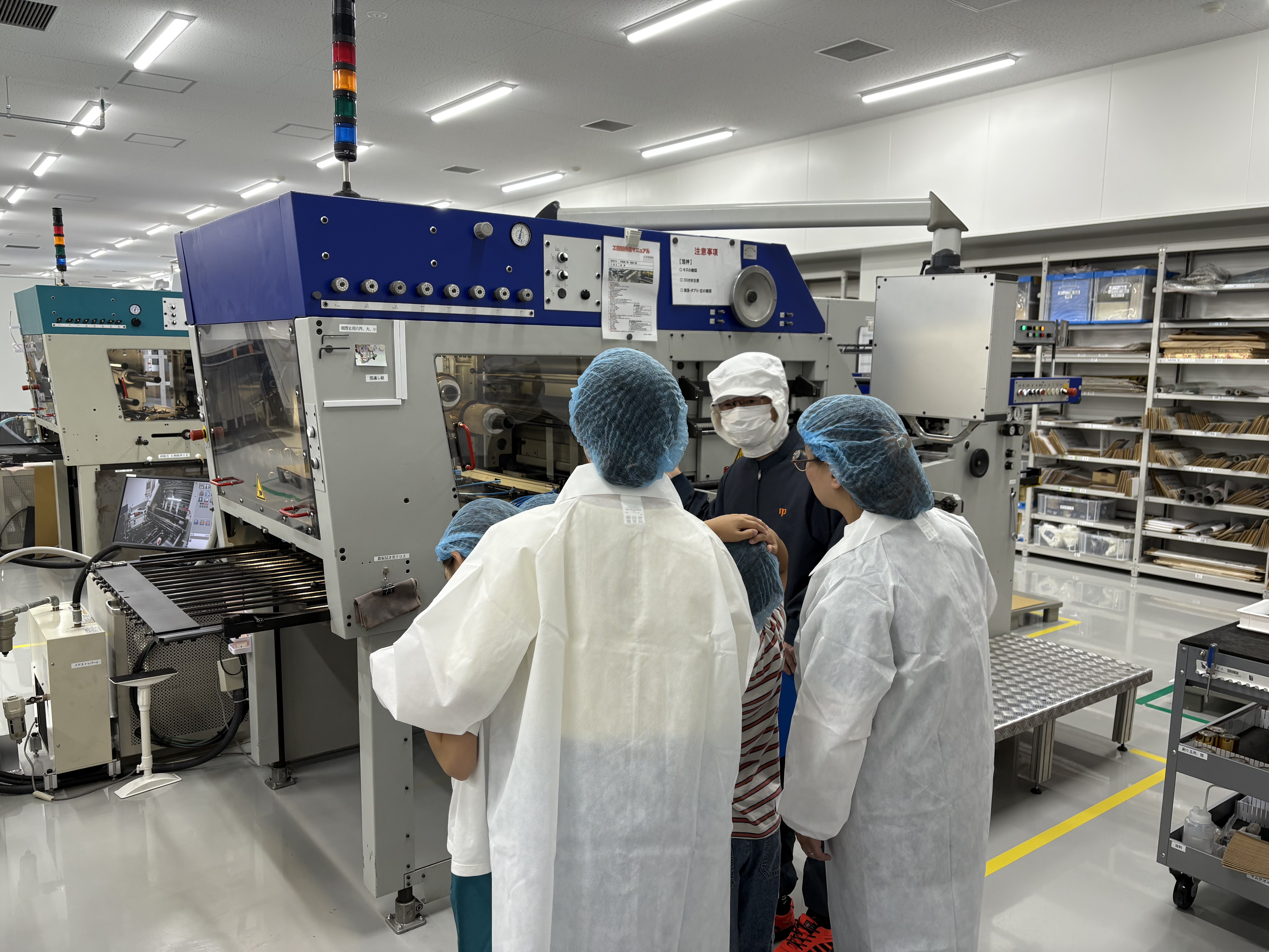 印刷工場で見学している参加者の写真