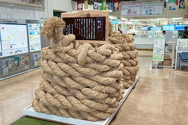 市役所1階ロビーの御柱里曳き 元綱