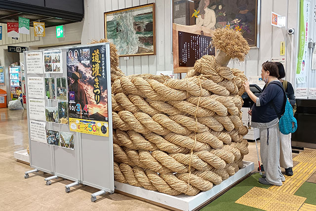 市役所1階ロビーの御柱里曳き 元綱 画像:市役所1階ロビーの御柱里曳き 元綱