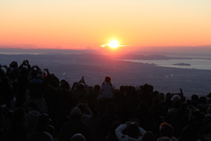 大山山頂 日の出の様子