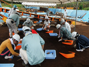 夏休み考古教室　体験考古学