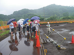 見学者からの質問に答える担当者