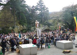 4月15日例大祭「神木登り」の写真