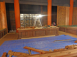 内陣工事須弥壇の設置の様子
