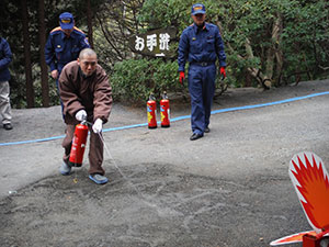 日向薬師・宝城坊本堂見学会の状況写真2