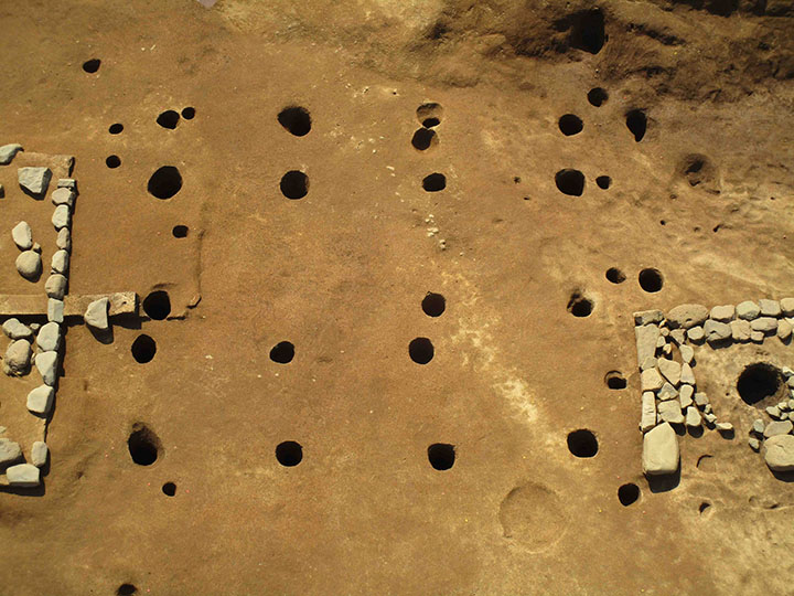 写真10　子易・中川原遺跡:中世掘立柱建物（東から）
