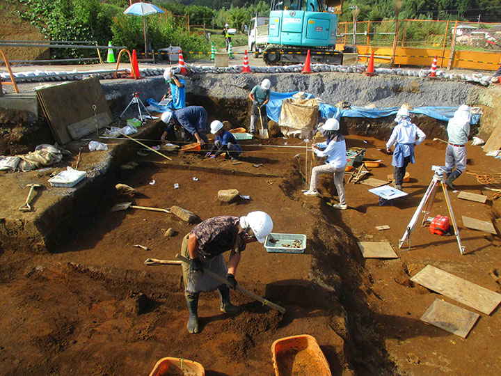 写真15　子易・中川原遺跡:作業風景（南から）